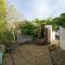 Delightful Bird Sisters Cottage with Free Parking
