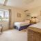 Charming cottage in beautiful countryside with a boating lake - The Calf Pens