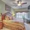 Dock, Slip and Pool Breezy Lake Ozark Escape - بحيرة أوزارك