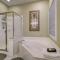 Dock, Slip and Pool Breezy Lake Ozark Escape - بحيرة أوزارك
