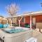 Cali Desert Oasis with Hot Tub and Mtn Views! - 二十九棕榈村