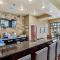 Cobblestone Hotel & Suites - Little Chute