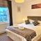 Elegant Riverside Cottage With Free Parking