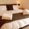 KingFisher Hot Tub & log Burner house on Premium lakeside with Resort Facilities