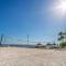 2 Bed Condo with Balcony Facing Pool and Sunsets! - تامبا