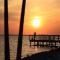 2 Bed Condo with Balcony Facing Pool and Sunsets! - تامبا
