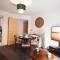 High Street - 2BD Apt - King Beds - Parking - Wise Stays