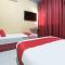 SPOT ON 90305 Hen Hen Hotel - Kulai