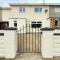 Family Home in the Charming Coastal Town of Barry - باري