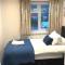 Aisiki Stays Apartments at Stanmore, 3 Bedrooms & 1 Bathroom with additional WC, Single or Double Beds, Pet-Friendly Flat with FREE Wi-Fi & PARKING - 史丹摩