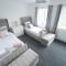 Entire Modern Home with Private Parking for 6/8 Persons - Worksop