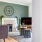 Detached House with Driveway Parking, Self Check-In, Fast Wifi and Smart TVs with Netflix by Yoko Property