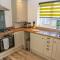 Gloucester-Modernised 4 Bedroom Cottage-Sleeps 8-Free Parking-Fast Wi-Fi