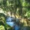 Bangalo a beira do rio em plena natureza