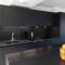 Penthouse mit Dachterrasse, Meerblick, Gasgrill, Klimaanlage, Kamin, Luxus-Design-Apartment, 2 Minuten zum Strand