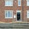 Entire Modern Home with Private Parking for 6/8 Persons - Worksop