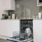 The White House - Grand & Spectacular 5-bed, sleeps 14- Central Solihull, NEC, JLR, HS2, Resorts World, Airport