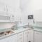 Cannon beach vibes, steps to the beach,WIFI,3 full bedroom en suites with 3 fireplaces,Near Downtown