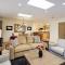 Fasching Haus Unit 303, Sunny Top Floor Condo, 2 Private Decks, 2 Blocks to Downtown Aspen - Аспен