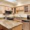 Fasching Haus Unit 303, Sunny Top Floor Condo, 2 Private Decks, 2 Blocks to Downtown Aspen - Аспен