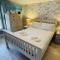 Lily Cottage - Chic yet Traditional with Lovely Garden Space