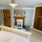 Lily Cottage - Chic yet Traditional with Lovely Garden Space
