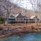 Serenity on the River Luxe Lewisburg Cabin! - 刘易斯堡