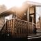 Keer Side Lodge, Luxury lodge with private hot tub at Pine Lake Resort