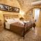 DOMUS CESARE-dimora storica totalmente in pietra nel cuore del centro storico con cabina doccia pietra in camera e zona relax esterna-historic residence entirely made of stone in the heart of the historic center with stone shower cabin in the room