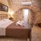 DOMUS CESARE-dimora storica totalmente in pietra nel cuore del centro storico con cabina doccia pietra in camera e zona relax esterna-historic residence entirely made of stone in the heart of the historic center with stone shower cabin in the room