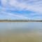 Spacious San Jacinto River Home with Waterfront Deck - 休斯顿