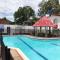 Casa comoda, bien ubicada en conjunto con piscina - Melgar