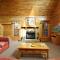 Beautiful 2 Bed Cabin with Hot Tub and Resort Pool - Sevierville