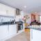 Pristine 2-bed house in Chester by 53 Degrees Property, ideal for Families & Small groups, Great Location - Sleeps 6 - Hough Green