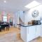 Pristine 2-bed house in Chester by 53 Degrees Property, ideal for Families & Small groups, Great Location - Sleeps 6 - Hough Green