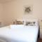 Newly Furnished Aztec House (6 separate beds)