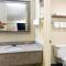 Econo Lodge Inn & Suites