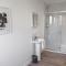 BOURNECOAST - Stylish Flat with BALCONY - SEA VIEWS - 10 MIN WALK TO BEACH - PARKING - WIFI - FM8407 - Southbourne