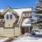 Year-Round Base w/ Balcony & Mtn Views in Driggs!