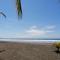Maison du Bonheur costaricienne sur la plage avec bassin de rafraichissement