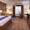 Holiday Inn Express & Suites Overland Park, an IHG Hotel