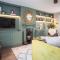 Luxe Townhouse - private sunny patio - close to castle & town - Perfect break, great for the races, workation & exploring the Cotswolds