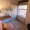 Luxe Townhouse - private sunny patio - close to castle & town - Perfect break, great for the races, workation & exploring the Cotswolds