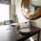 Luxe Townhouse - private sunny patio - close to castle & town - Perfect break, great for the races, workation & exploring the Cotswolds