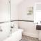 Contractor house, sleeps 5, close to restaurants and bars, Long stays available, Oveyo Accommodation