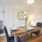 Doctors lane Stylish 3 Bedroom Family House with Parking