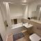 2 Bedroom, 2 Bathroom Modern Apartment close to Ocean Village, Free parking, Single or Double beds