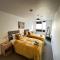 2 Bedroom, 2 Bathroom Modern Apartment close to Ocean Village, Free parking, Single or Double beds