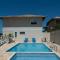 Casa em condomínio com piscina na Praia Rasa