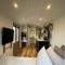 Luxury Shepherds Hut - The Moorhen by the lake